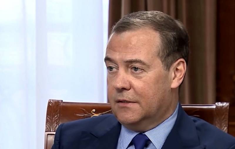 Почему либерал Медведев «пошел войной» на Запад Политика