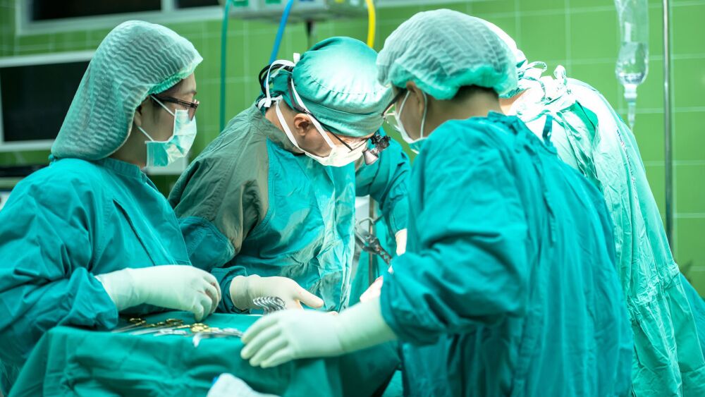 Врачи в Кемерово провели уникальную операцию по удалению опухоли из легких пациента