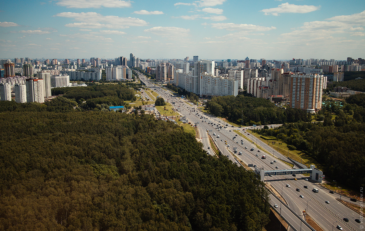 Полёт на вертолёте вдоль МКАД на юге Москвы