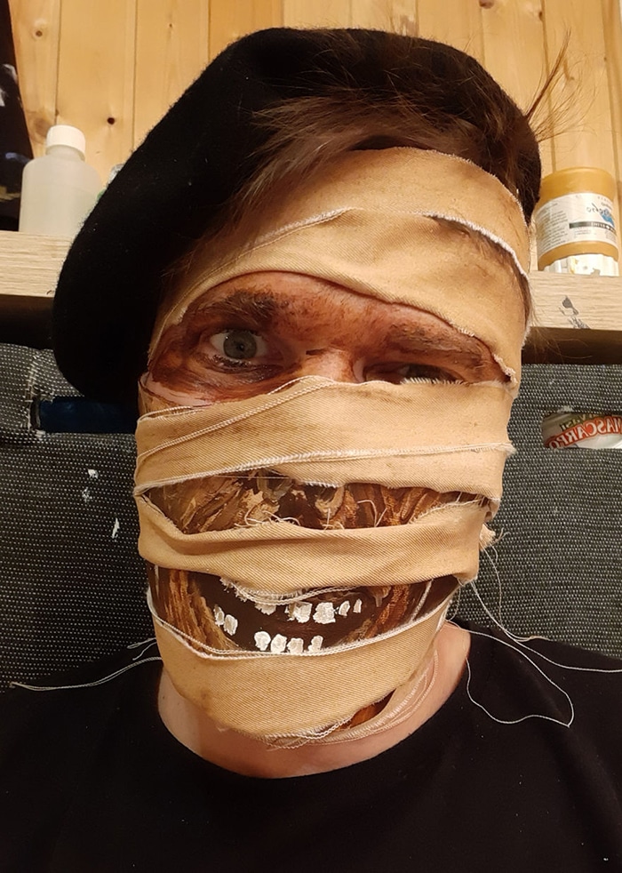 парень в маске мумии
