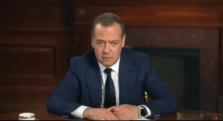 Дмитрий Медведев стал главным редактором новых учебников по обществознанию Медведев, учебников, безопасности, Дмитрий, главным, редактором, новых, обществознанию, Совета, большой, Например, писал, Россия, сражается, Зампредседателя, стаей, лающих, почти, собак, западной