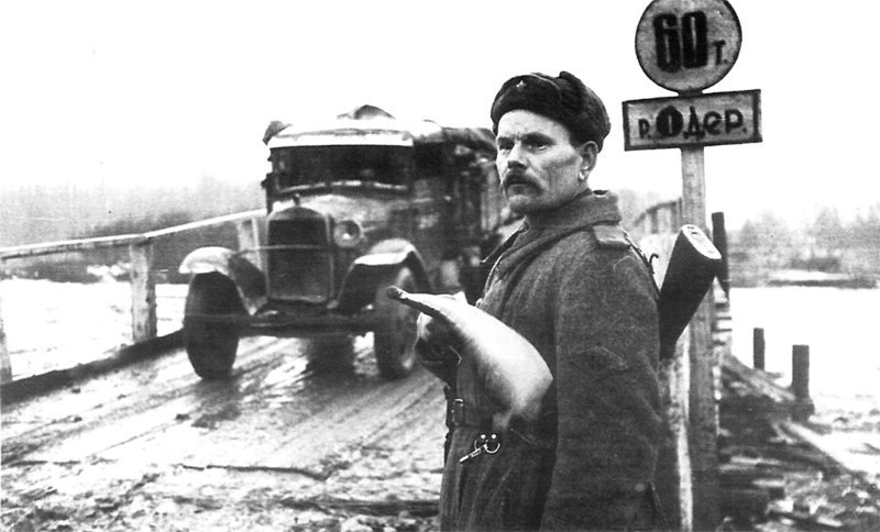 Переправа через Одер. На ней стоит регулировщик старший сержант Е.С. Лазовой, который воевал уже три года — от самого Сталинграда. Через мост переезжает грузовик ГАЗ АА. 1-й Украинский фронт. Время съемки: март 1945. 