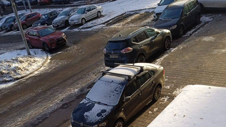 В Кунцево хулиганы выбросили из многоэтажки на машины бутылки и пакеты с водой