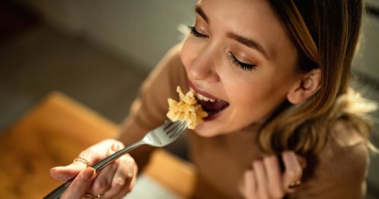Исследование NutriNet-Sante: «Ужин после 9 часов вечера повышает риск инсульта»