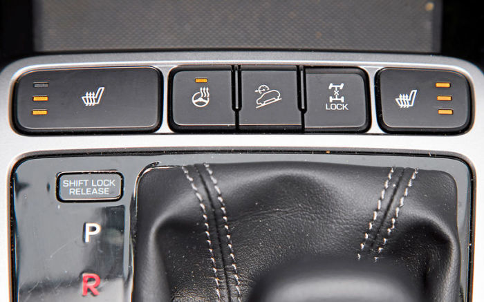 Полезные кнопки в автомобиле, про которые знают не все водители