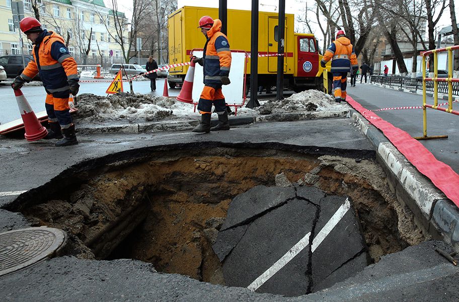 Просадка. Провал грунта в Москве. Провал грунта метро Юго-Восточная. Просадка грунта. Асфальт провалился в Москве.