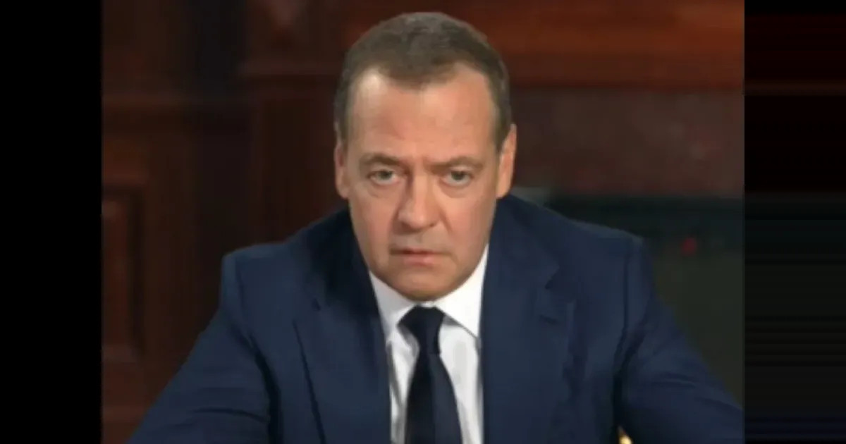 Дмитрий Медведев стал главным редактором новых учебников по обществознанию