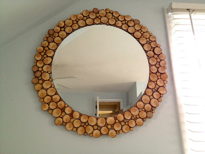 Украшение зеркала деревянными спилами.