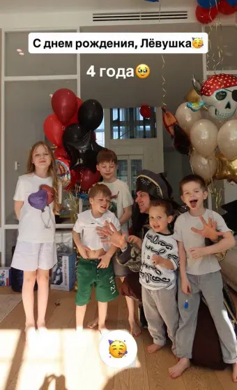 Лерчек, которая лечится от рака четвёртой стадии, покинула больницу, чтобы отметить день рождения сына Лерчек, блогерши, ареста, Сквиччиарини, Чекалиной, версии, домашнего, действия, рублей, также, после, проходит, свободы, онкологическом, центре, частную, клинику, средств, счетов, общественного