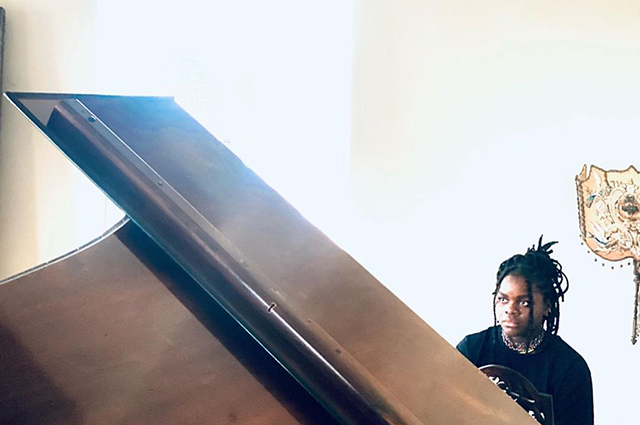 Пока все дома: Мадонна поделилась редкими кадрами с шестью детьми и молодым бойфрендом Звездные дети