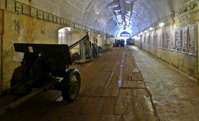 Бункер для личного поезда Гитлера: поисковики с камерой зашли внутрь старого укрепления Рейха в чаще леса Культура