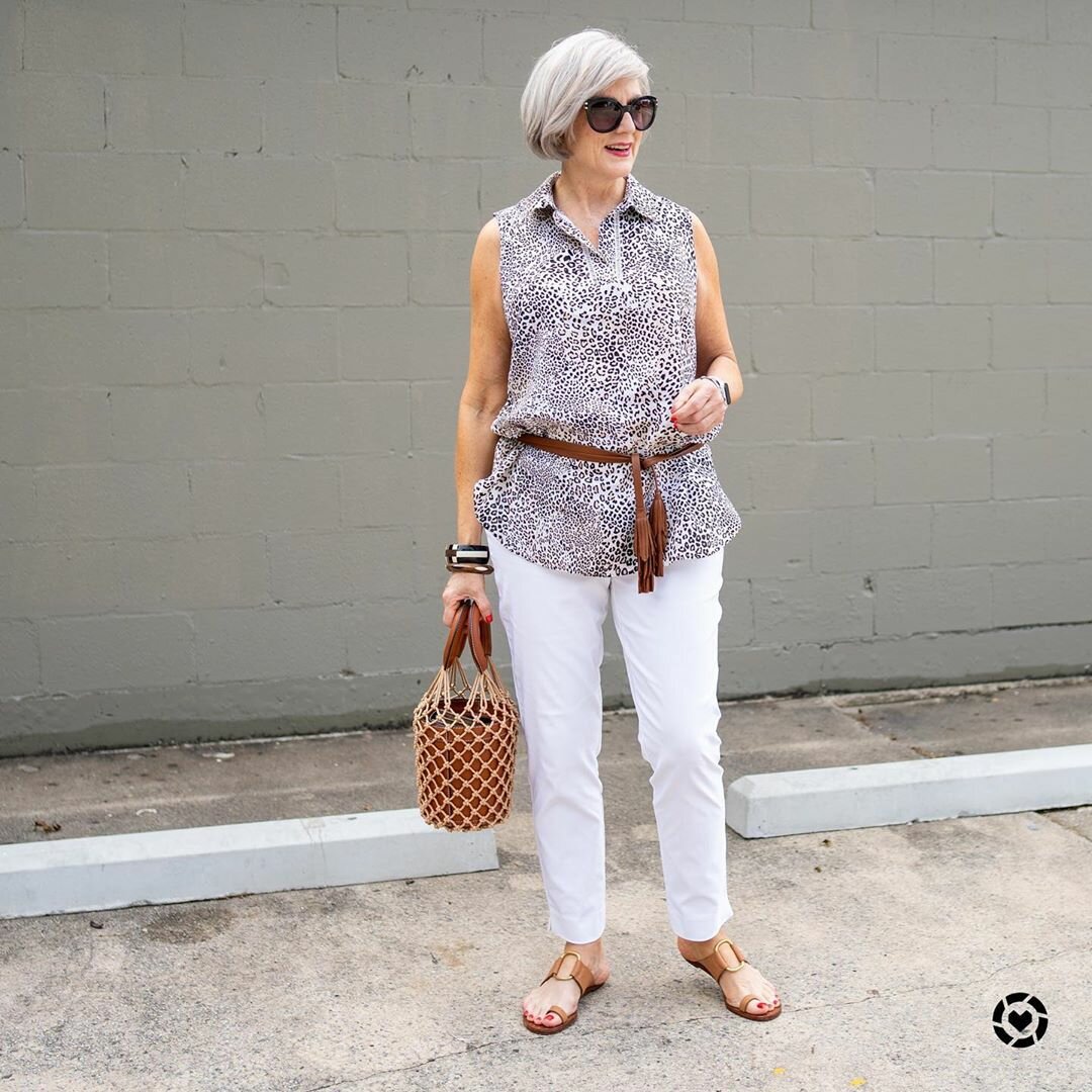10 «вкусных» образов с белыми брюками для женщин старше 50 лет