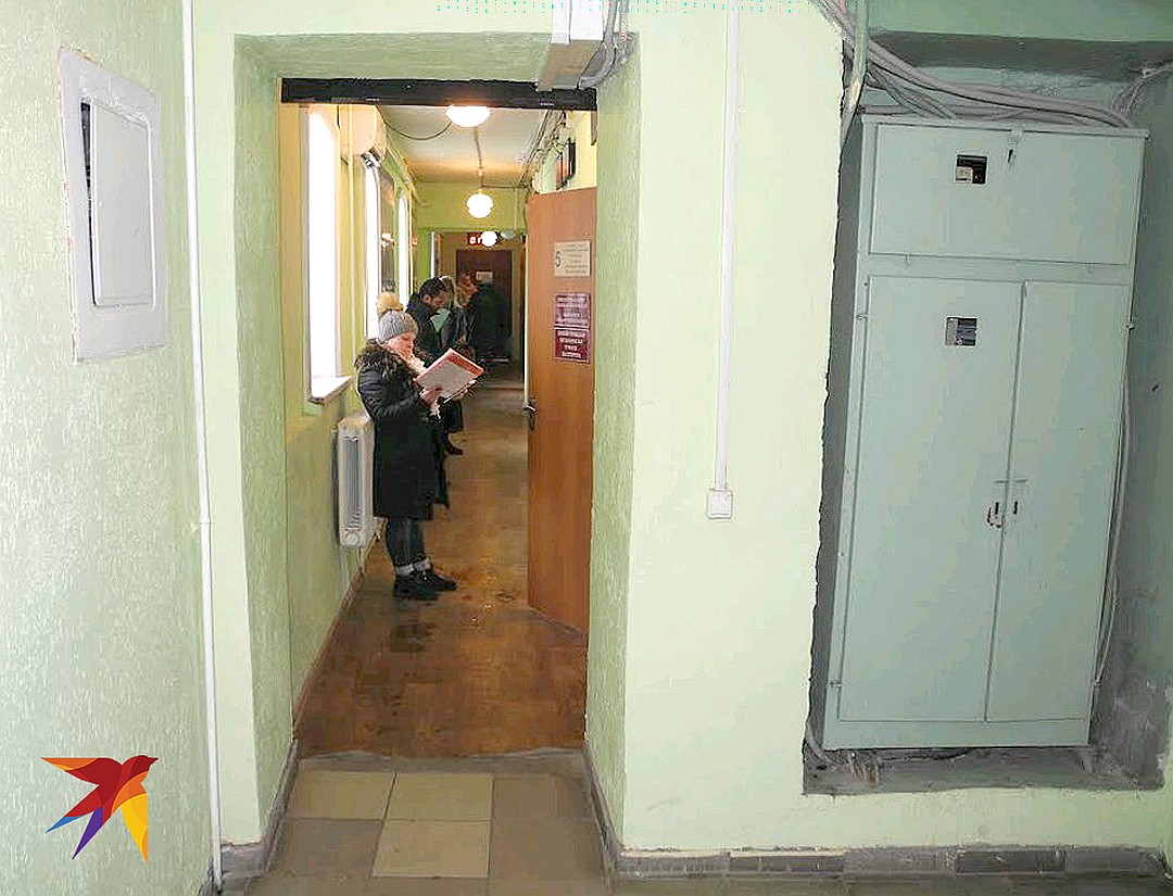 Сейчас в коридоре миграционного отдела посетители. Фото: Ульяна СКОЙБЕДА