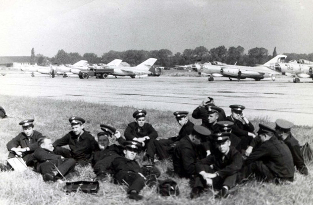 Аэродром западной группировки советских войск в Германии, второй справа — Юрий Янов, на заднем плане — истребители ЯК-28. Фото: czech-tutorial.net