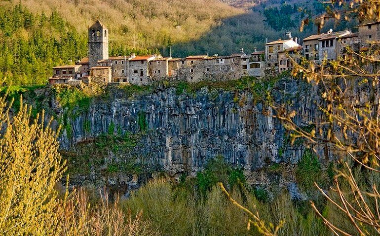 Кастельфольит-де-ла-Рока — уникальная деревня на скале Испания,Каталония,скалы