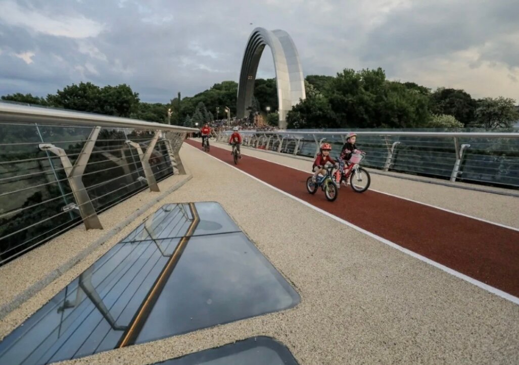 «Разве крымский мост не сыпется?» - познакомились с украинками, сразу же пошли странные вопросы Блогеры,общество,Политика