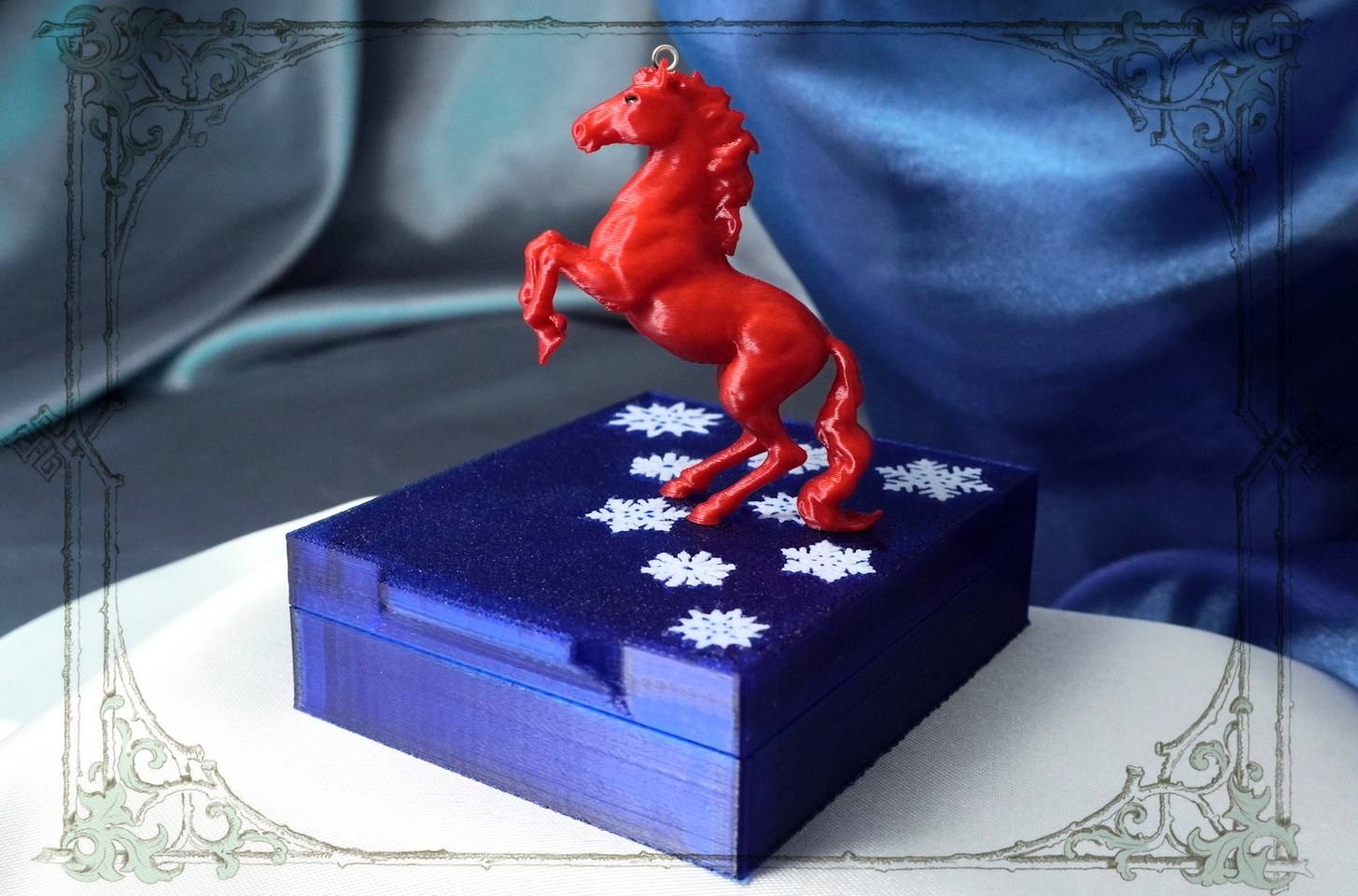 Новогодняя Елочная Игрушка: Красная Лошадка в Праздничной Упаковке от Joker-Studio