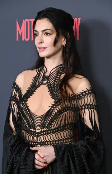 Энн Хэтэуэй снова вышла в свет в 