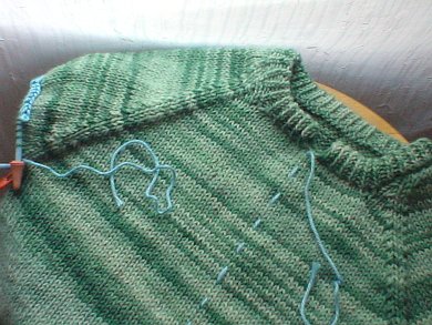 Как правильно разрезать вязаную вещь или переделка пуловера в кардиган