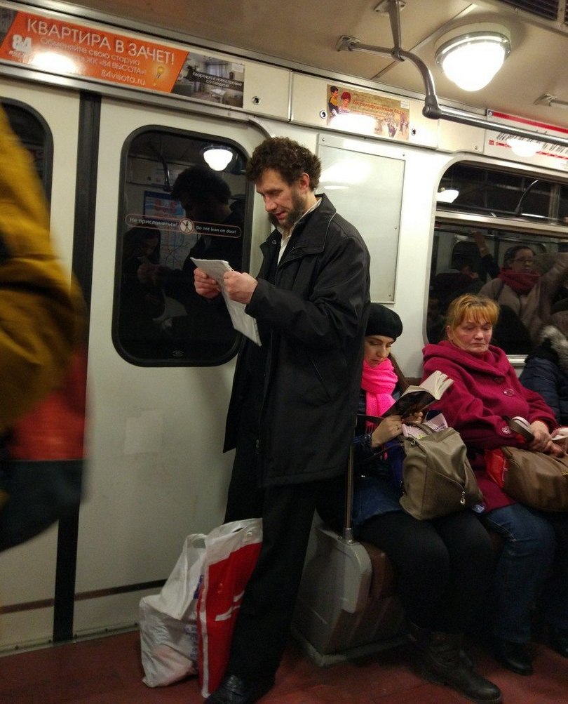 Чел в метро. Люди в метро. Обычные люди в метро. Смешные люди в метро. Снимки в метро.