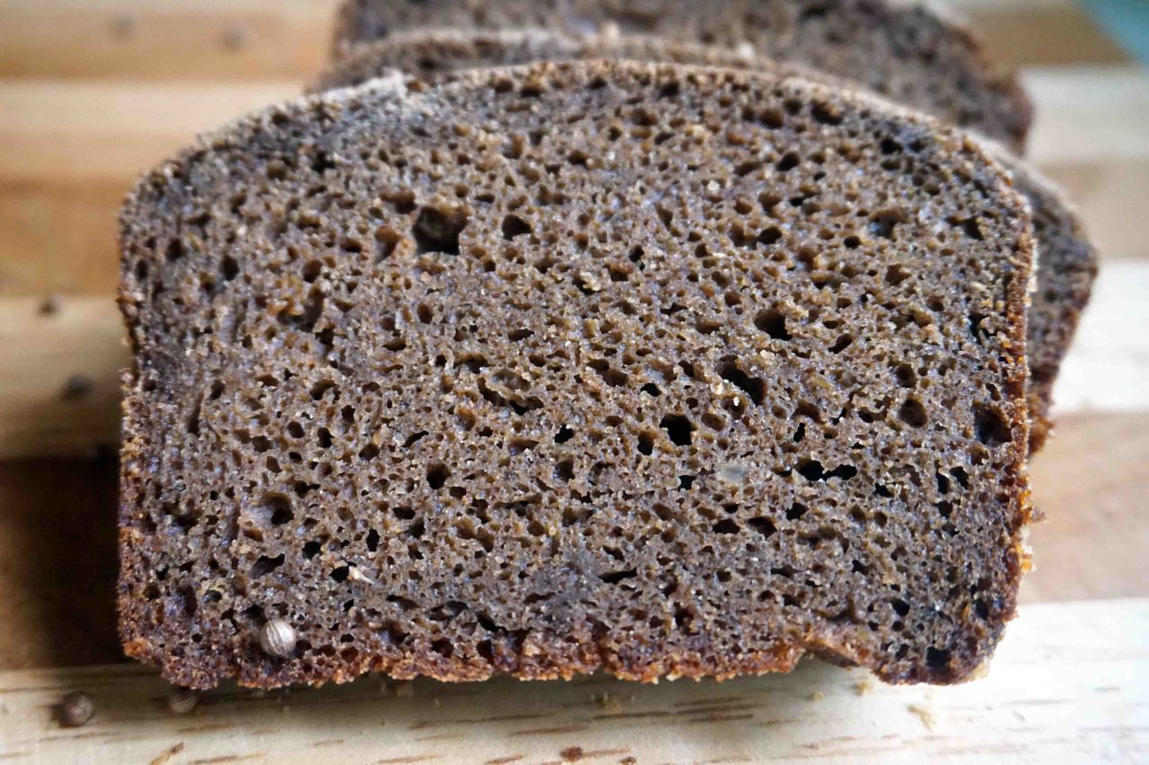 Кусочек бородинского хлеба. Черная плесень на хлебе. Плесень на Бородинском хлебе. Черный хлеб. Заплесневелый хлеб.