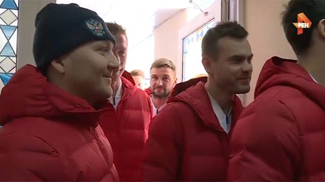 Видео: футбольная сборная России проголосовала на хоккейной базе