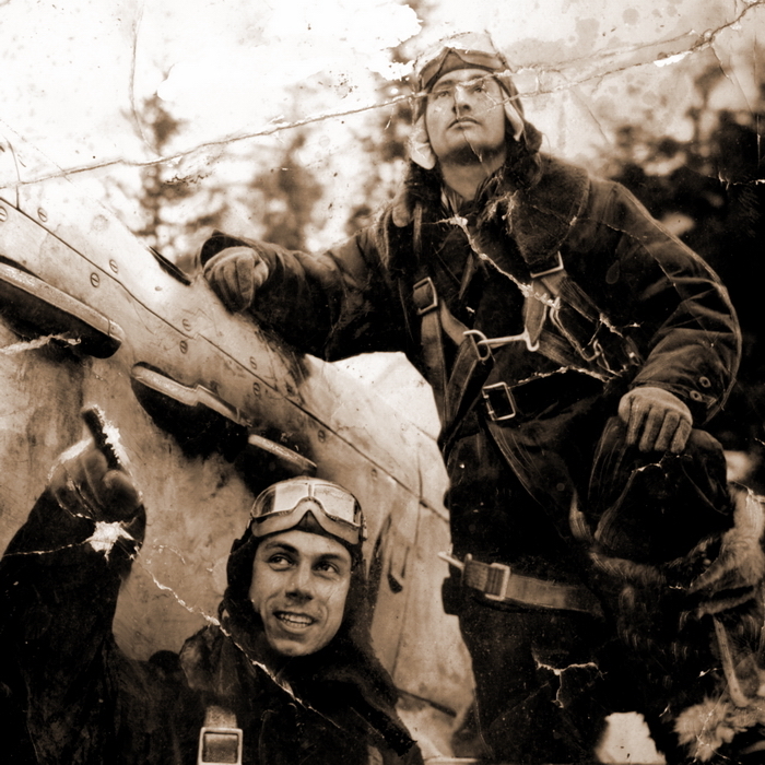 ​Лётчик 163-го иап Иван Зудилов (слева) с товарищем возле Як-1, зима 1941-1942 гг. Он оказался наиболее результативным и удачливым из первой несостоявшейся группы советских «охотников». Фото из семейного архива - Первые советские «охотники» | Warspot.ru