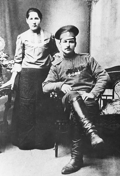 Казак Федор Чукарин с женой - прототип Мишки Кошевого. Умер в 1932 году