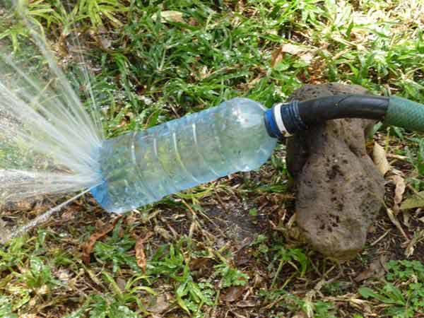 Бутылки в качестве разбрызгивателя воды в саду