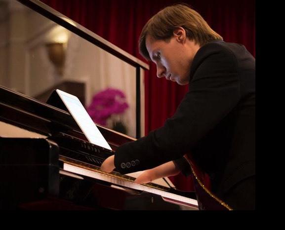 Гордость России: Алексей Романов, родившись без кистей обеих рук, в 15 лет стал виртуозным пианистом мирового уровня