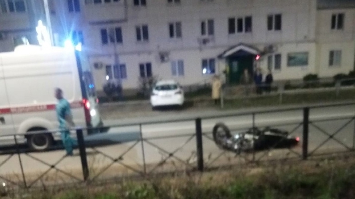 Мотоциклист погиб, врезавшись в столб в Прикамье: опубликовано видео