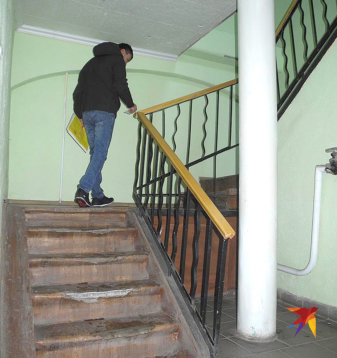 С этой лестницы упали пьяные Таня и Гульназ. Фото: Ульяна СКОЙБЕДА