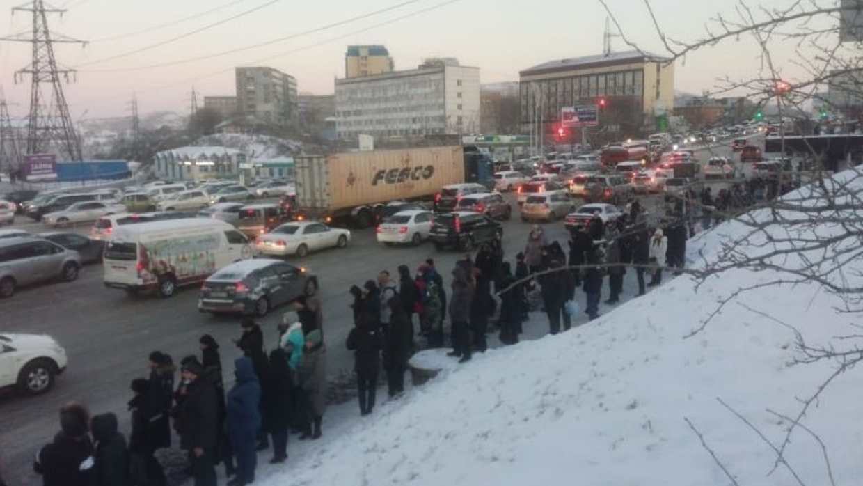 Транспортный коллапс. Снегопад Владивосток 2021. Владивосток пробки зимой. Владивосток в январе. Владивосток зима гололедица.