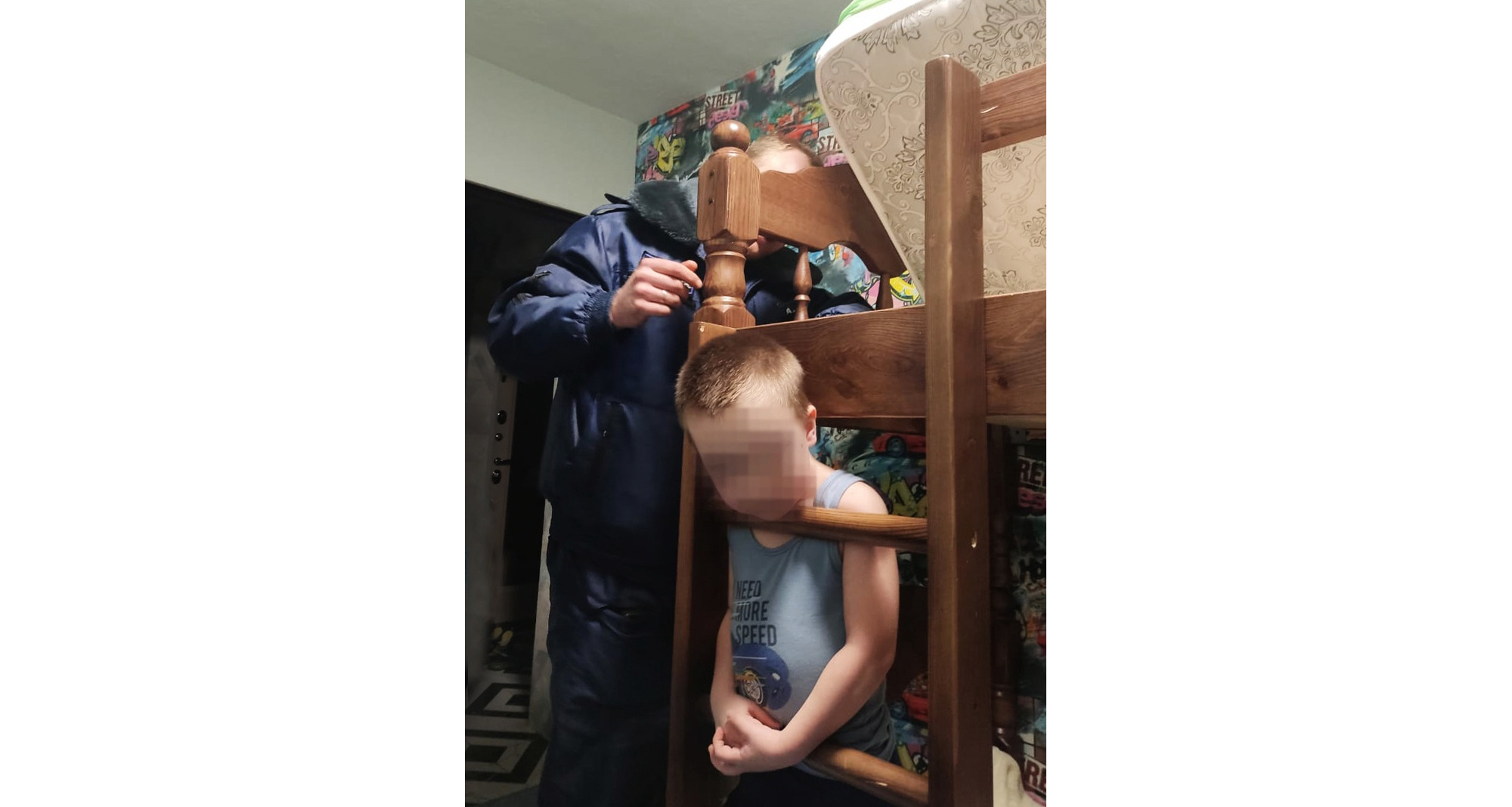 Застрявшая голова ребенка в лестнице