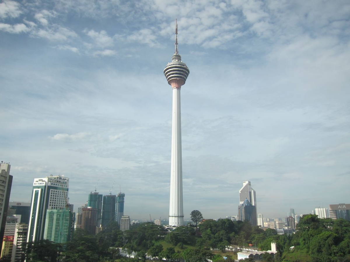 http://www.xtremespots.com/wp-content/uploads/2013/03/Base-Jumping-KL-Tower3.jpg