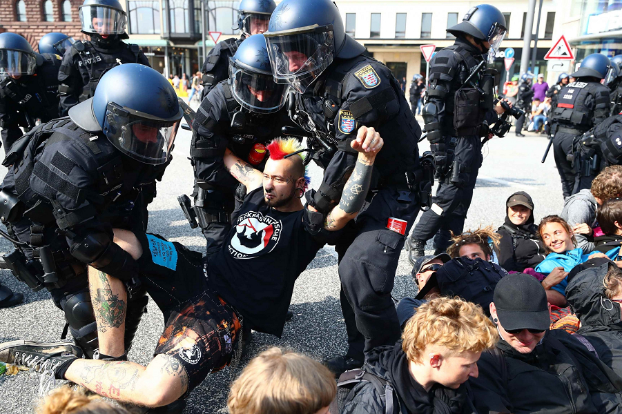 Полиция на уличной акции в Германии.png