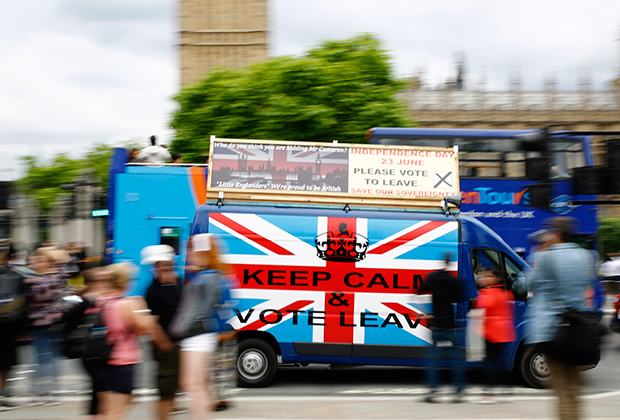 Агитация сторонников «Брексита». Надпись на машине: «Сохраняйте спокойствие и голосуйте за выход»