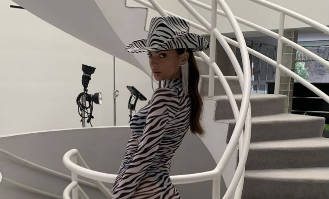 Эмили Ратаковски надела полупрозрачное короткое платье и отправилась в музей Культура