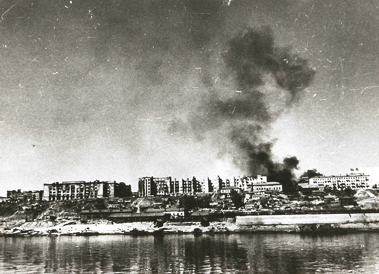 1942. Сталинград. Вид через Волгу на горящий город