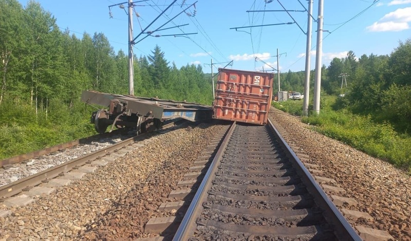 В Амурской области грузовой поезд сошел с рельсов