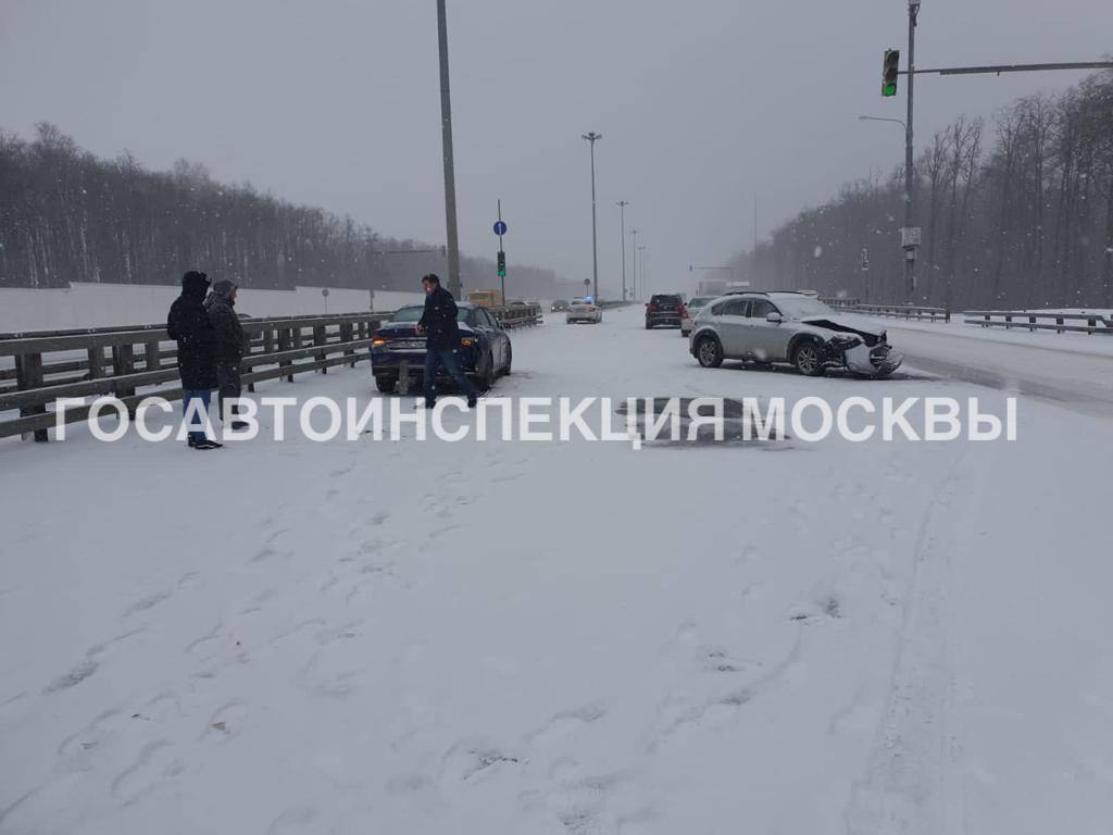 На Киевском шоссе Москвы столкнулись 19 автомобилей 