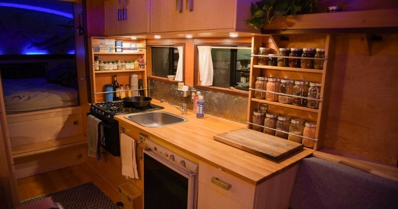 Кухня также оборудована мини-холодильником, работающем на пропане, и удобным разделочным столом. авто, автобус, биодизель, дом, дом на колесах, кемпер, самоделка, своими руками