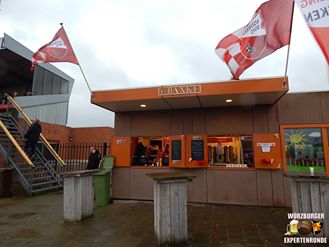 На данном изображении может находиться: небо и на улице