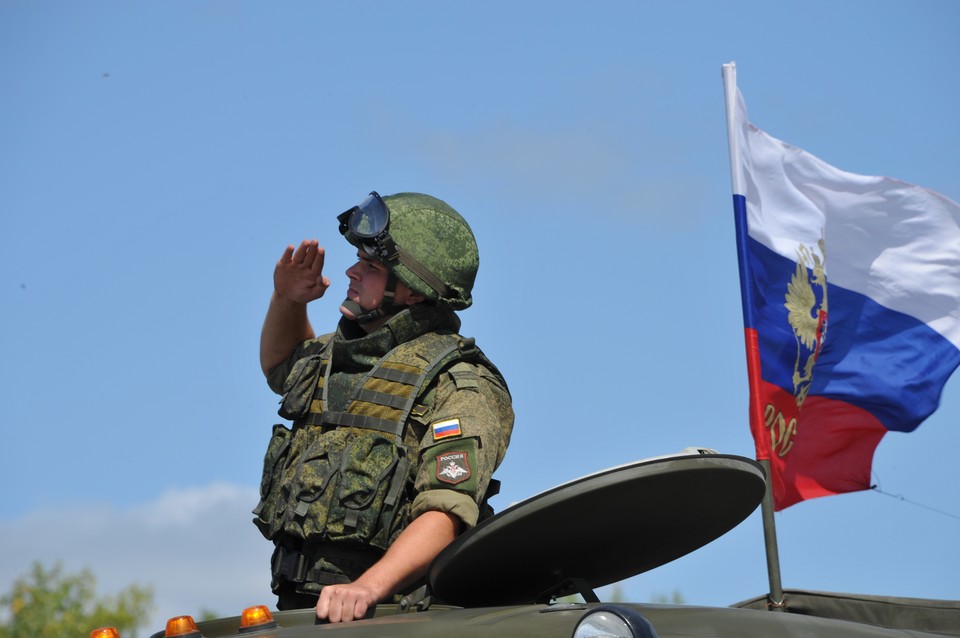 Держание Военного Головного Убора В Руке Фото