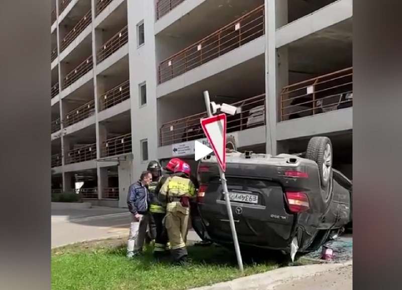 Mercedes с водителем упал с третьего этажа парковки в Москве и перевернулся на крышу