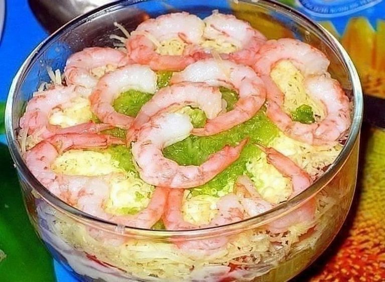 Этот салат точно придется по вкусу всем гостям в новогоднюю ночь!