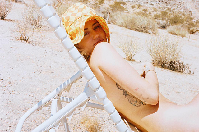 Майли Сайрус снялась обнаженной в пустыне и назвала себя квиром