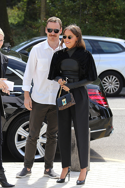 Майкл Фассбендер и Алисия Викандер на прогулке в Париже: новые фото пары Звездные пары