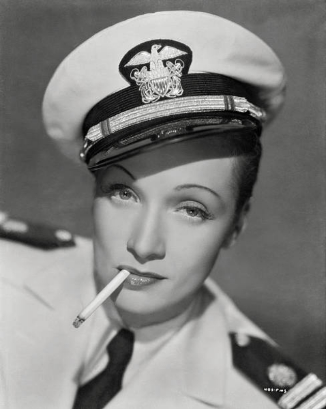 Марлен Дитрих курит сигареты: 20 фото секс-символа старого Голливуда девушки,жизнь,история,курьезы,факты