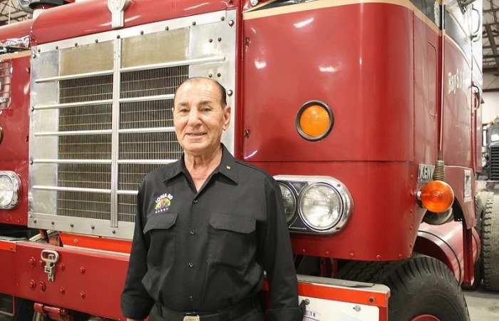 Водитель отъездил на одном грузовике 34 года, а когда закончил трудиться, не стал бросать любимую машину